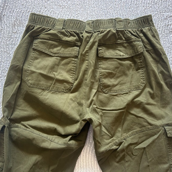 Old Navy Cargo Pants Size XL Stretchy Green Crop Capris Tapered Leg - Picture 4 of 10